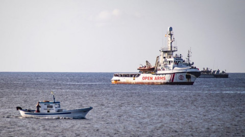 Migrantes del 'Open Arms' se lanzan al agua para llegar a Lampedusa