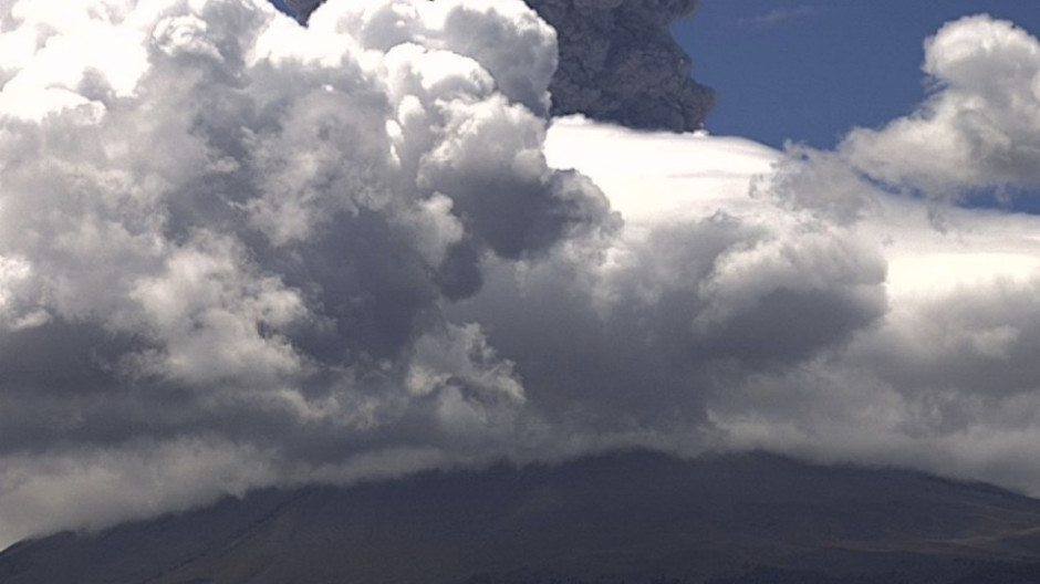 Explosión del Popocatépetl deja fumarola de 2.8 km