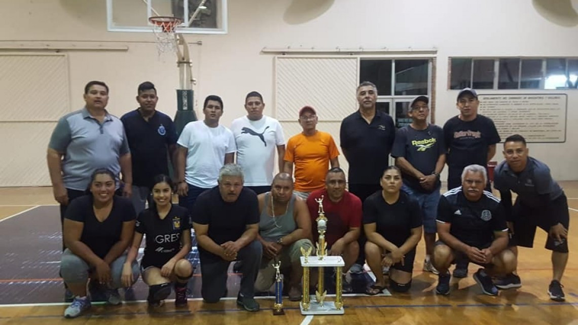 Daño irreversible a la duela del gimnasio “Alberca Chávez” por alojamiento de migrantes