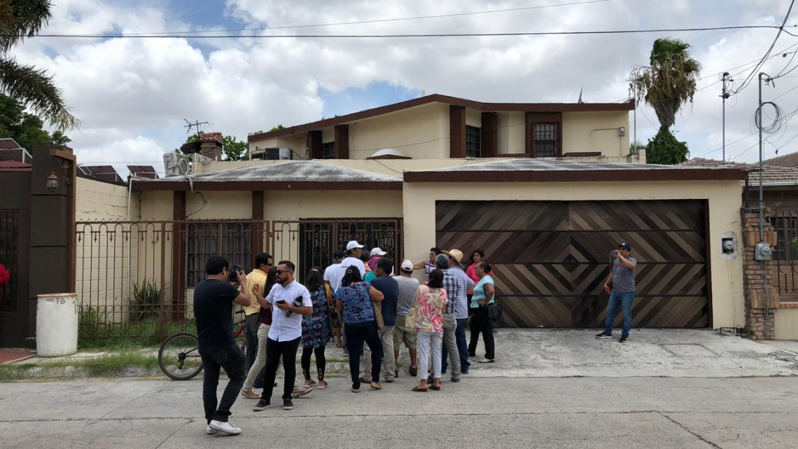 Abuelitos defraudados confrontan a abogado