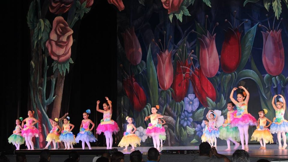 Alcaldesa asiste a presentación del ballet clásico "Alicia en el país de las maravillas"