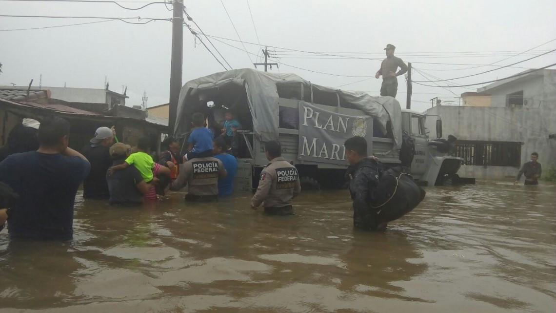 Familias son auxiliadas por autoridades, tras inundarse sus sectores
