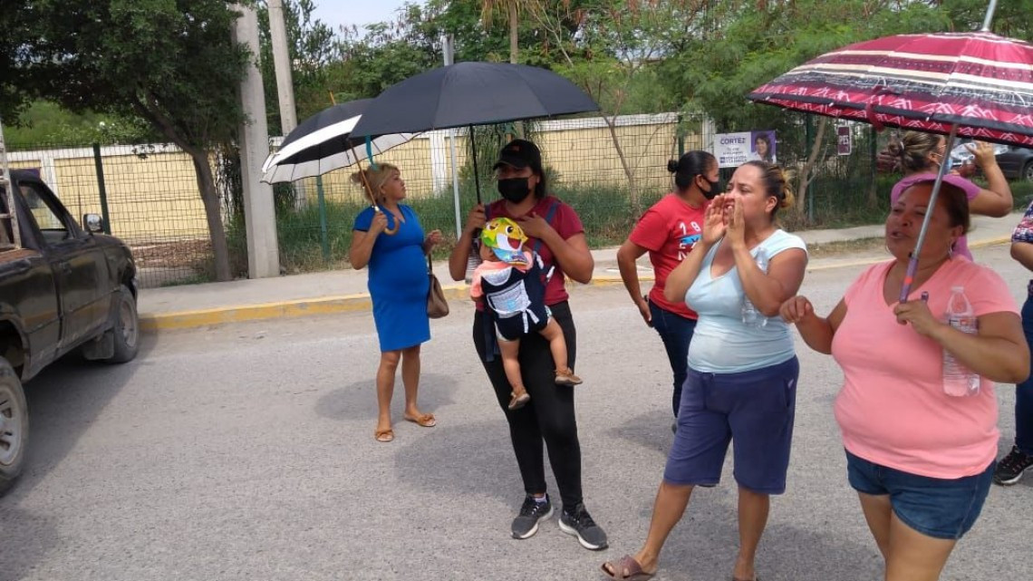 Cierran carretera por falta de agua y luz eléctrica 