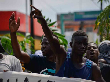 Africanos se amotinan en oficinas del INM EN de Tapachula