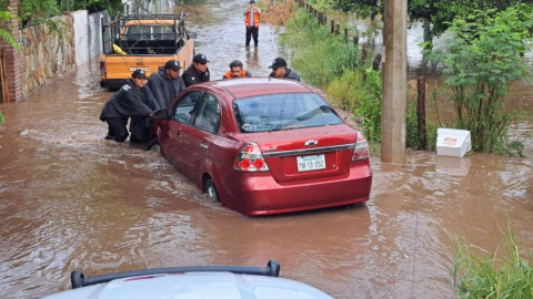 Rescatan a personas y borregos tras desbordamiento del río Corona en Tamaulipas