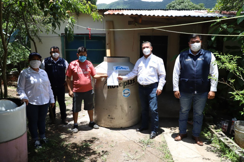 SEBIEN hace entrega de tinacos a familias de Gómez Farías