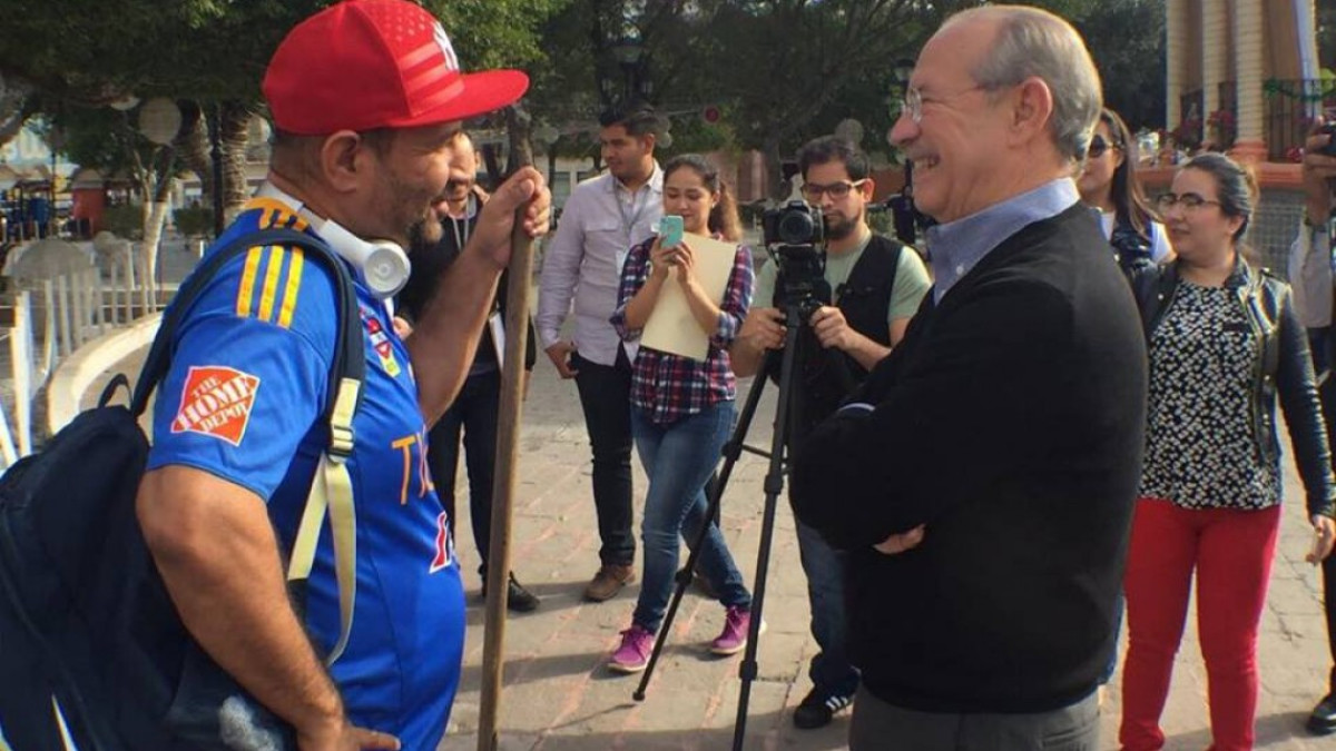 Chuchín recibe jersey de los Tigres autografiada 