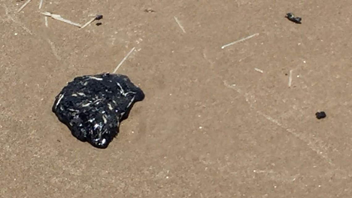 Flotan manchas de petróleo y se esparcen en Playa Tesoro