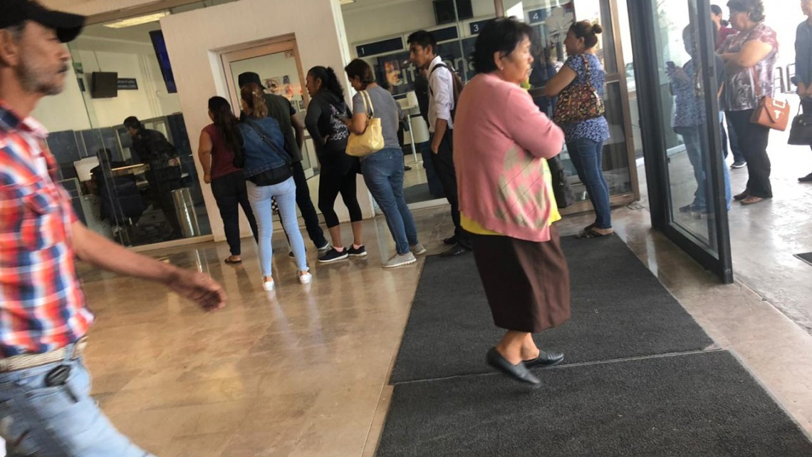 Largas filas en bancos no acatan distancia recomendada