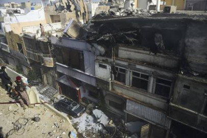 Se desploma avión en Karachi, Pakistán 