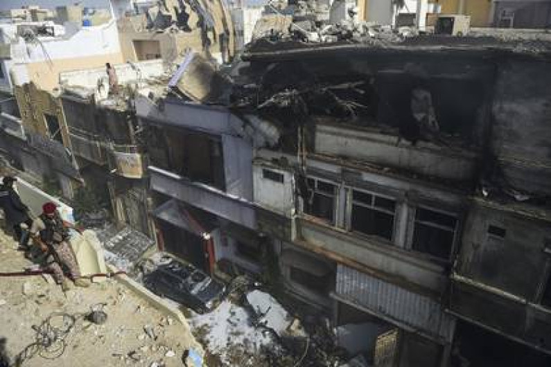 Se desploma avión en Karachi, Pakistán 