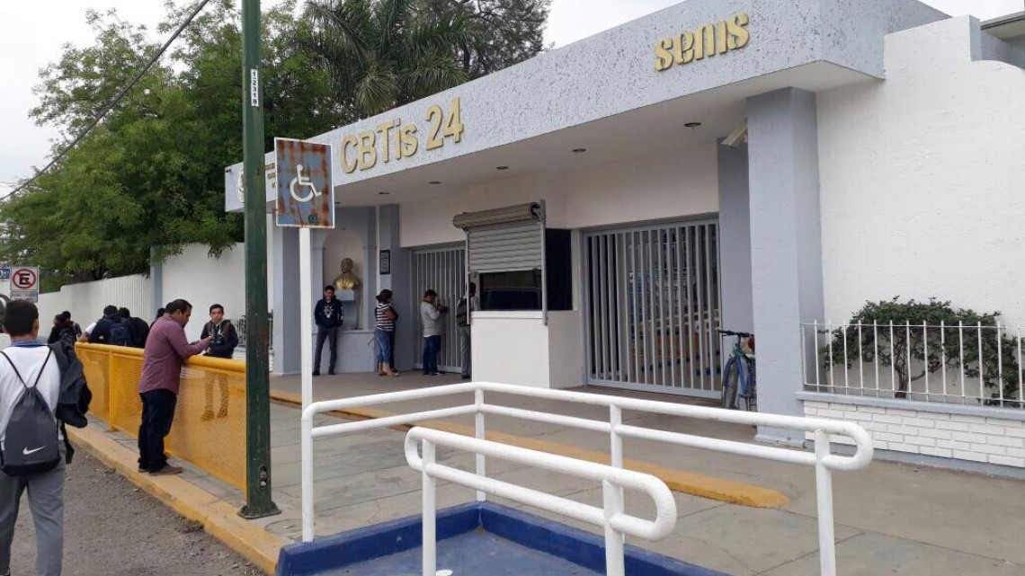 Estudiante causa pánico en el CBTIS 24 al amenazar con una arma a su ex novia  