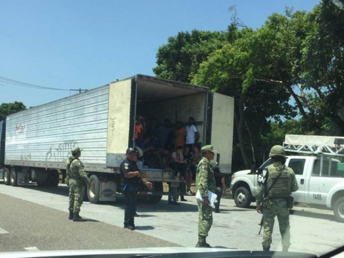 Rescatan a 40 migrantes que viajaban en tráiler en Oaxaca