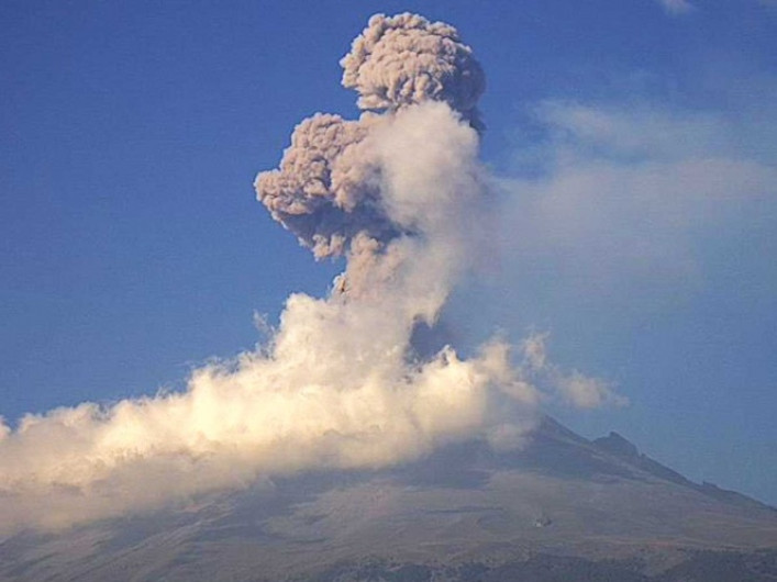 Popocatépetl registra fumarola