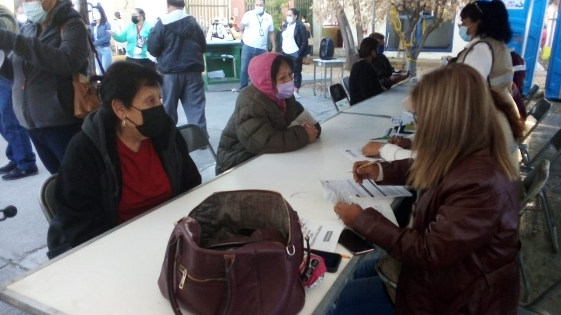 Adultos mayores madrugan por vacuna contra covid-19 