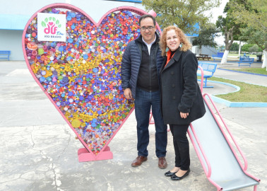 DIF Río Bravo entrega donación de taparroscas a niños con cáncer