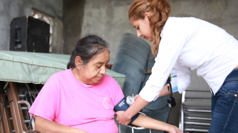 Entregan beneficios a familias de La Esperanza