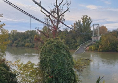 Colapsa puente colgante en Francia