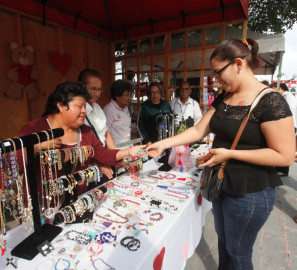 Amplían exposición y venta de trabajos de talleres CEDIF