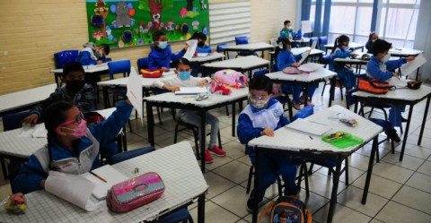 Piden vacunar a menores de 17 años antes del regreso a clases en México