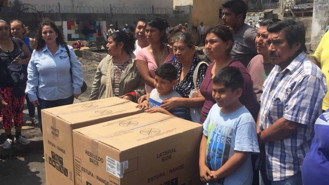 Dotan de electrodomésticos a familias damnificadas por incendio