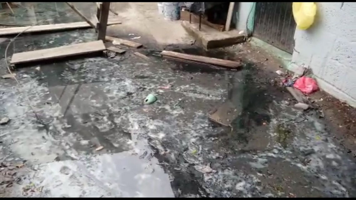 Llevan dos semanas viviendo entre fétidas aguas negras