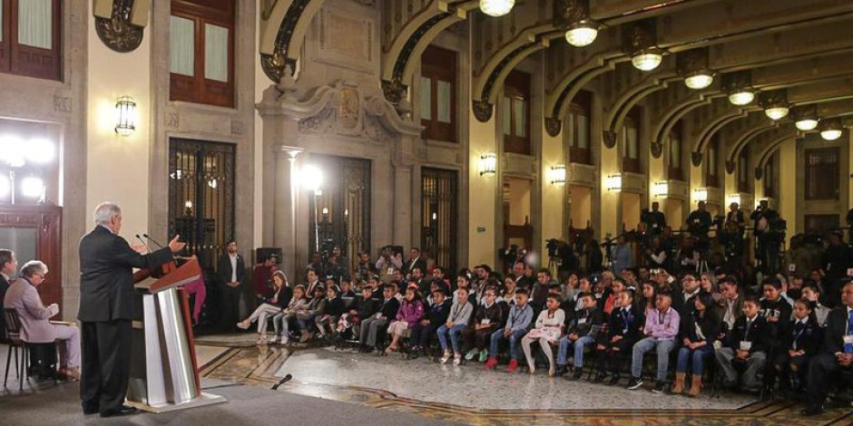 Niños se duermen durante conferencia de AMLO