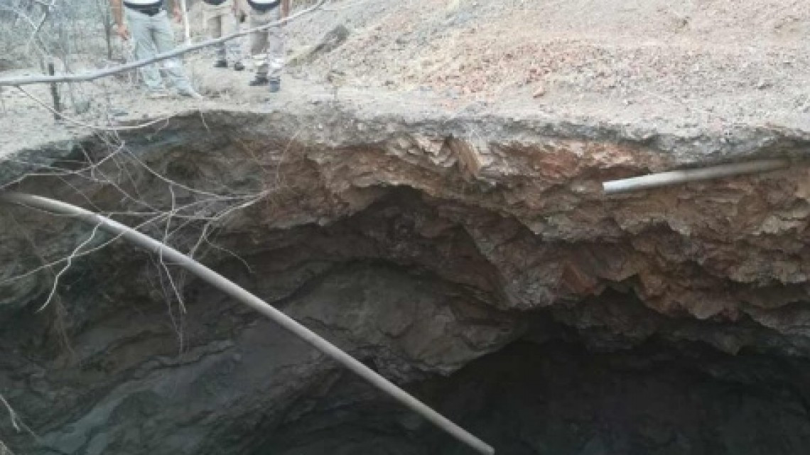 Socavón de 15 metros se abre en Guerrero