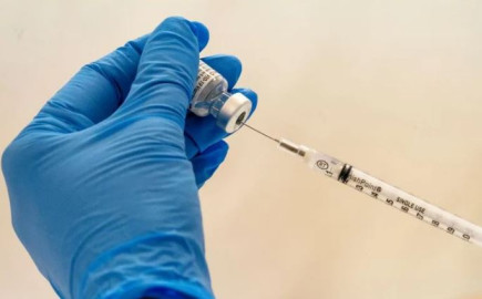 Empleado en hospital de Boston desconecta por error congelador y se desperdician miles de vacunas contra el COVID-19 