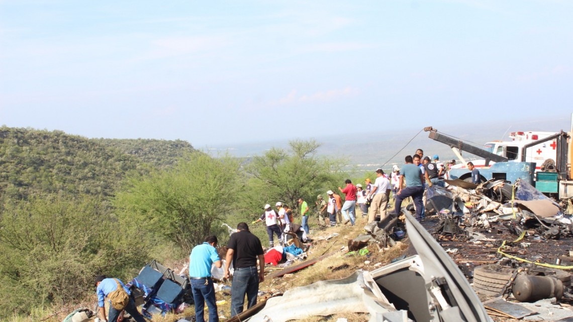 Desconocen identidad de fallecidos en accidente de autobús