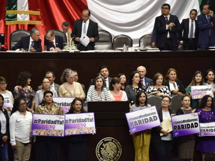 Aprueban paridad de género en cargos públicos