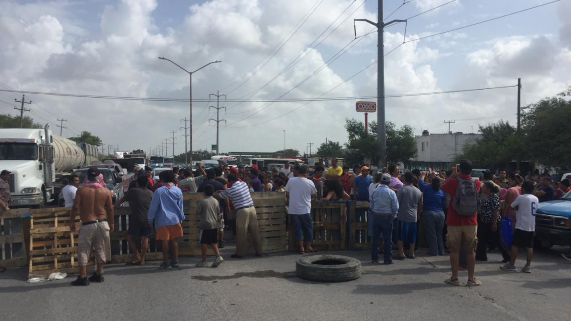 Bloquean carretera, reclaman solución a inundaciones