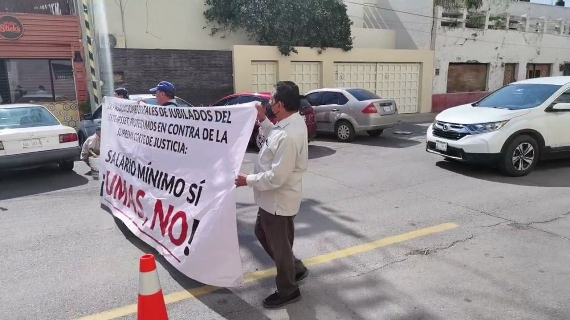 Jubilados se manifiestan una vez más por pago de pensiones en UMAS