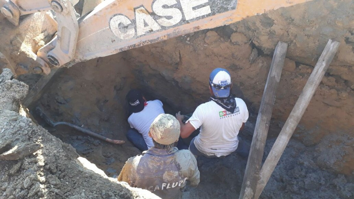 Desprendimiento de tierra sepulta a trabajador que introducía drenaje