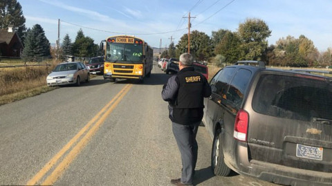 Explota bomba casera en patio de escuela primaria de EU