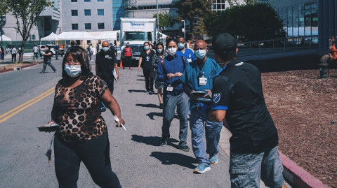 San Jose Earthquakes y su afición entrega alimentos a doctores en California 