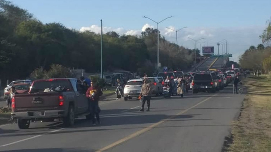 Paisanos abarrotan cruces fronterizos