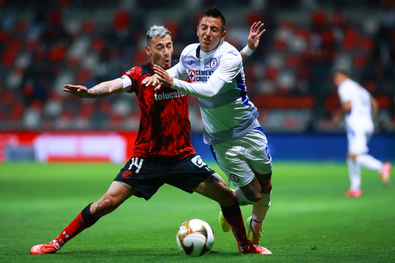 Con polémica Toluca saca mínima ventaja ante Cruz Azul