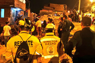 Al menos tres muertos tras colapsar edificio en Medellín
