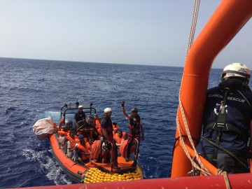 Barco francés rescata a 80 migrantes ante la costa de Libia