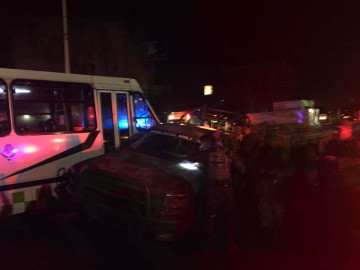 En Metepec un autobús enviste a camioneta de soldados 