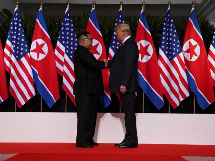 Kim Jong-un y Trump se saludan en histórica reunión en Singapur 