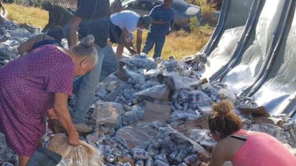 Pobladores roban cervezas de camión volcado en Nuevo Laredo