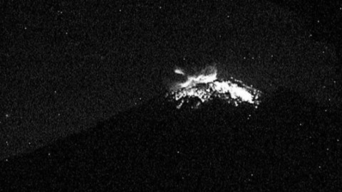 Explosión de Popocatépetl produce columna de ceniza de 2 km