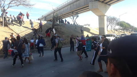 Disputan en frontera por caravana de migrante