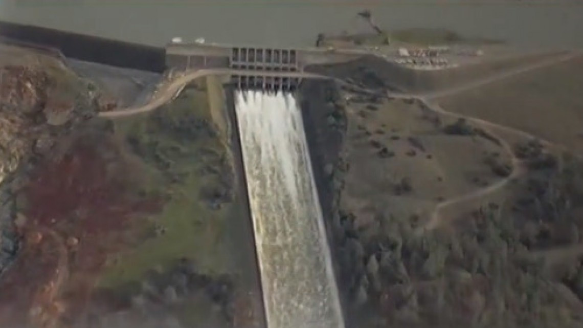 La presa más grande de EU se desborda 