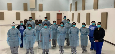 Estudiantes de medicina adquieren práctica en clínicas de vacunación contra el COVID-19