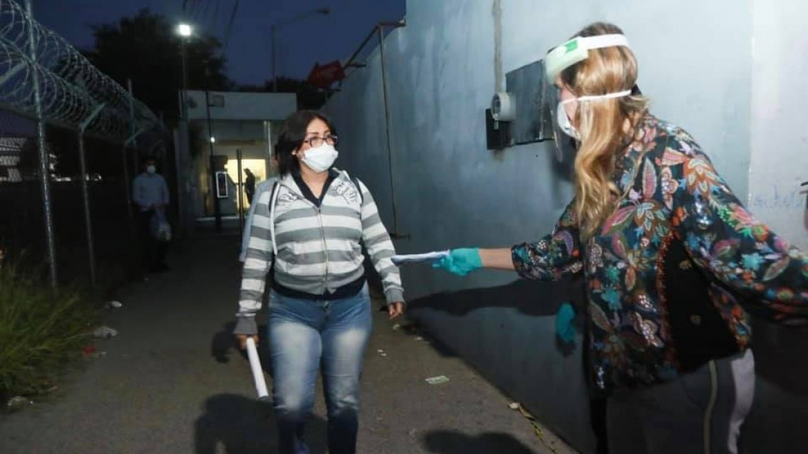 Entrega alcaldesa cubrebocas en Parque Industrial del Norte