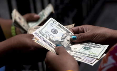 Dólar cotiza a la venta en 19.45 pesos en el AICM