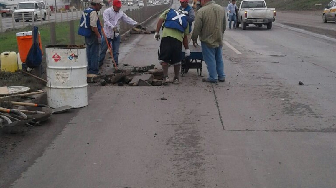 Reparan cuadrillas municipales carretera Reynosa-Río Bravo